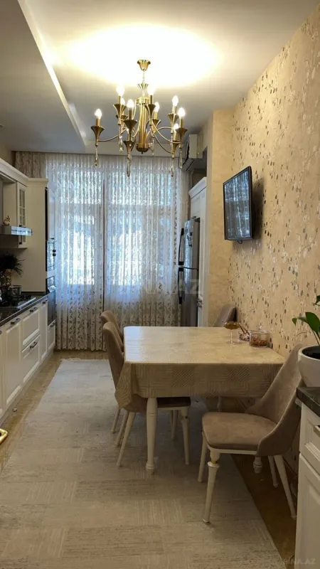 Satılır 4 otaqlı mənzil 190 m²