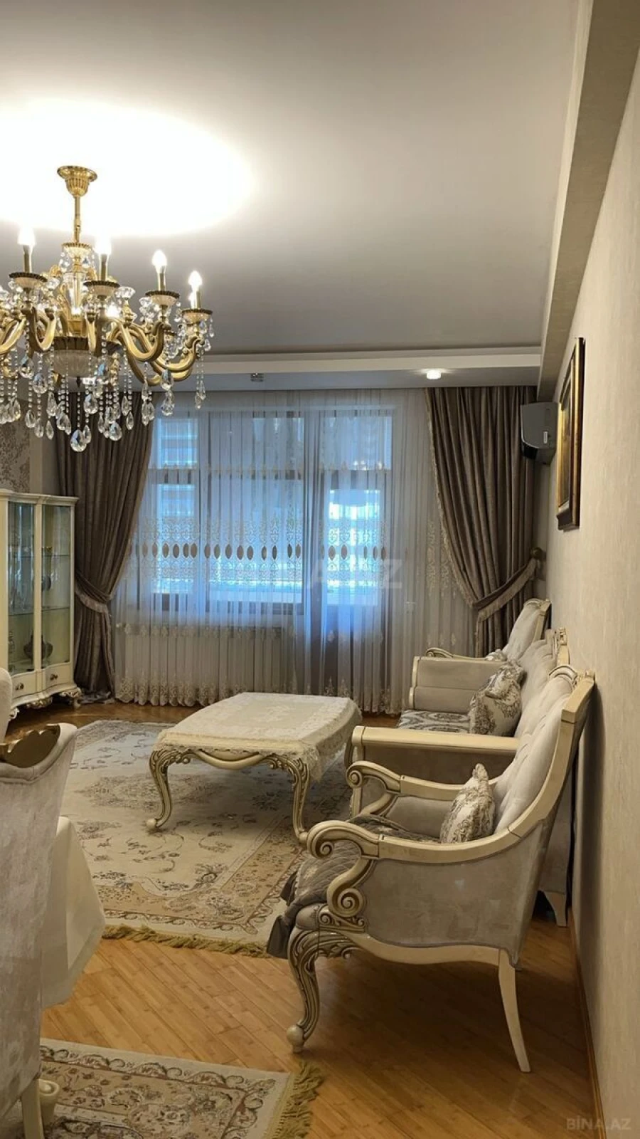Satılır 4 otaqlı mənzil 190 m²
