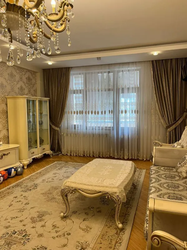 Satılır 4 otaqlı mənzil 190 m²