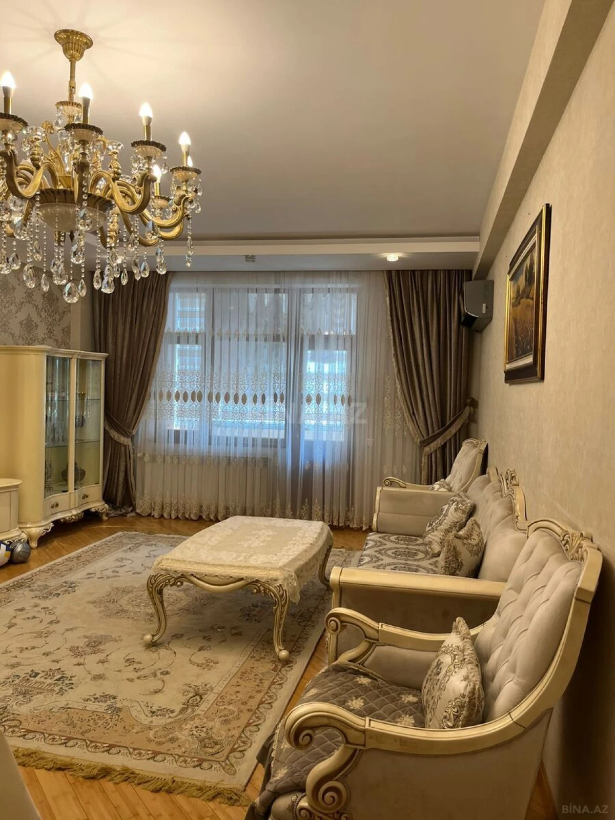 Satılır 4 otaqlı mənzil 190 m²