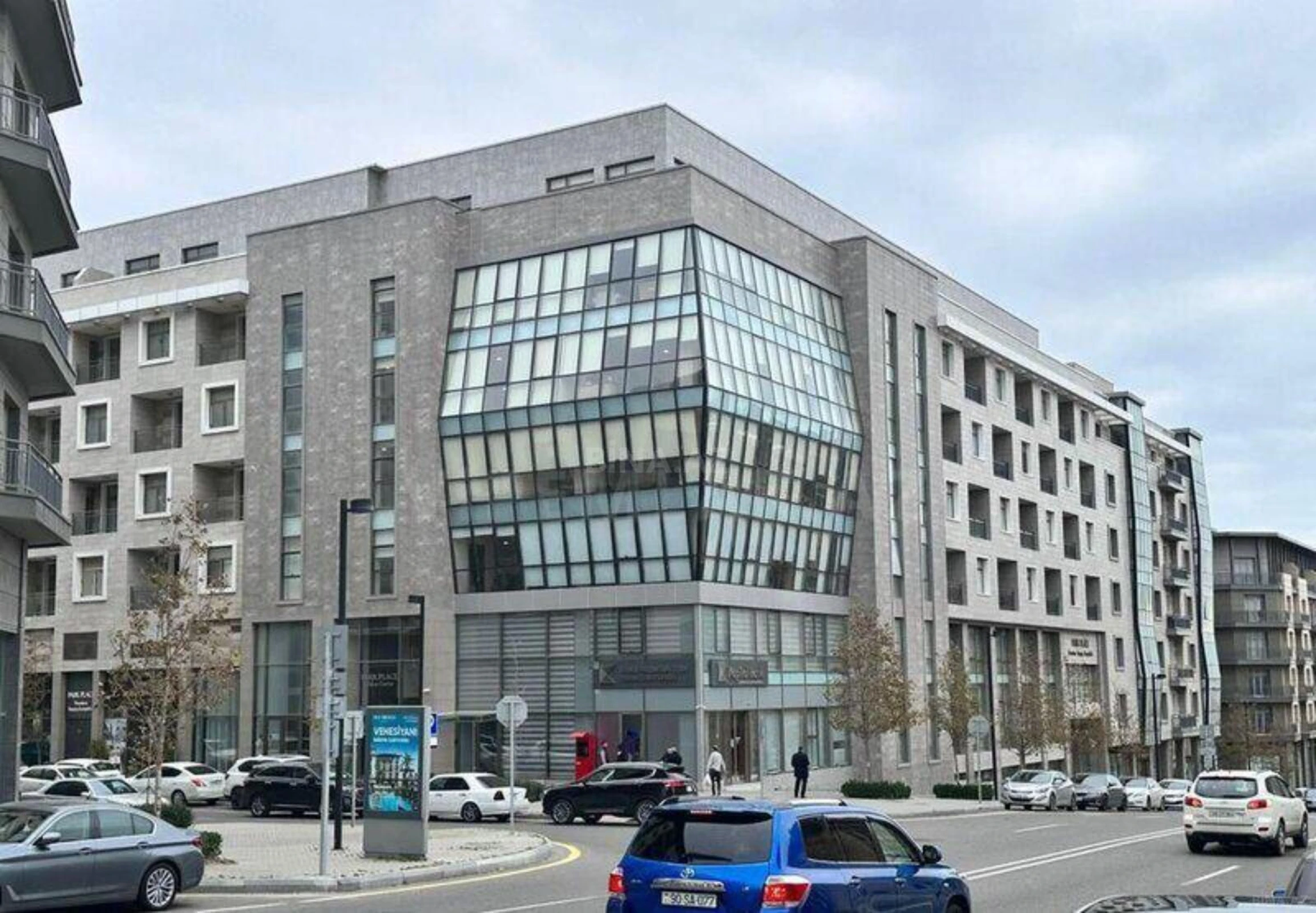 Satılır 4 otaqlı mənzil 220 m²