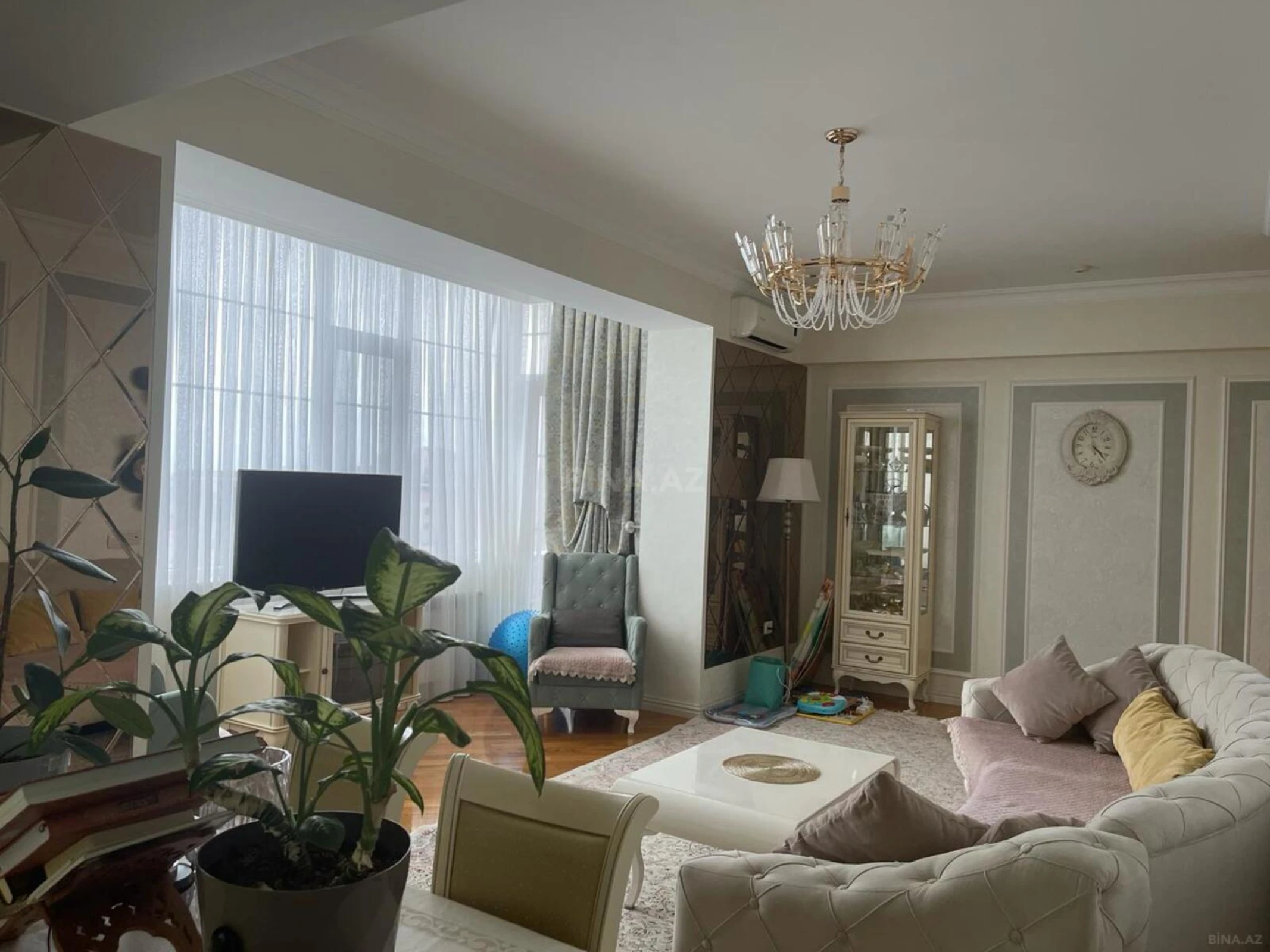 Satılır 4 otaqlı mənzil 168 m²