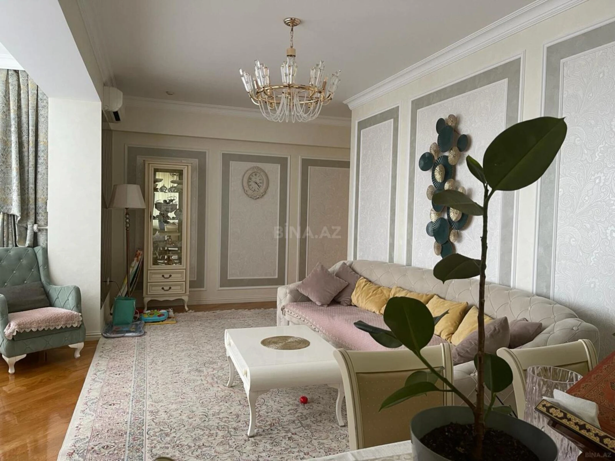 Satılır 4 otaqlı mənzil 168 m²