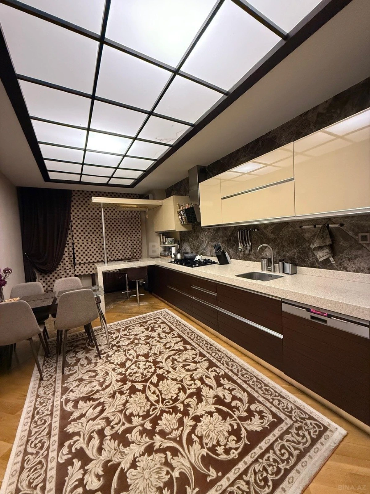 Satılır 3 otaqlı mənzil 160 m²