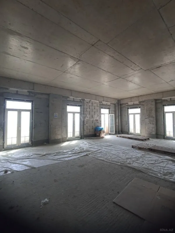 Satılır 4 otaqlı mənzil 176.2 m²