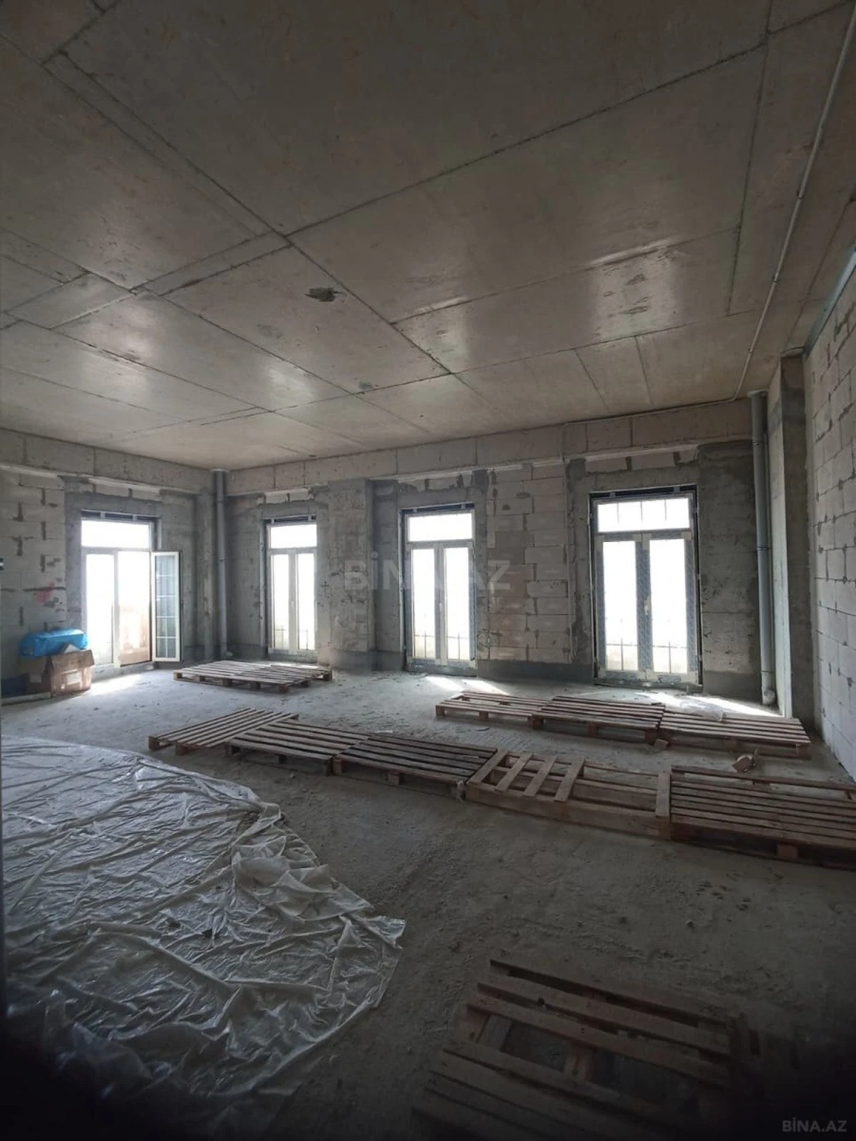 Satılır 4 otaqlı mənzil 176.2 m²