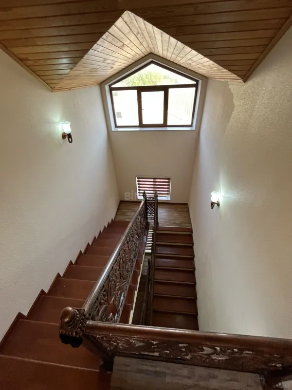 Satılır 10 otaqlı həyət evi 400 m²