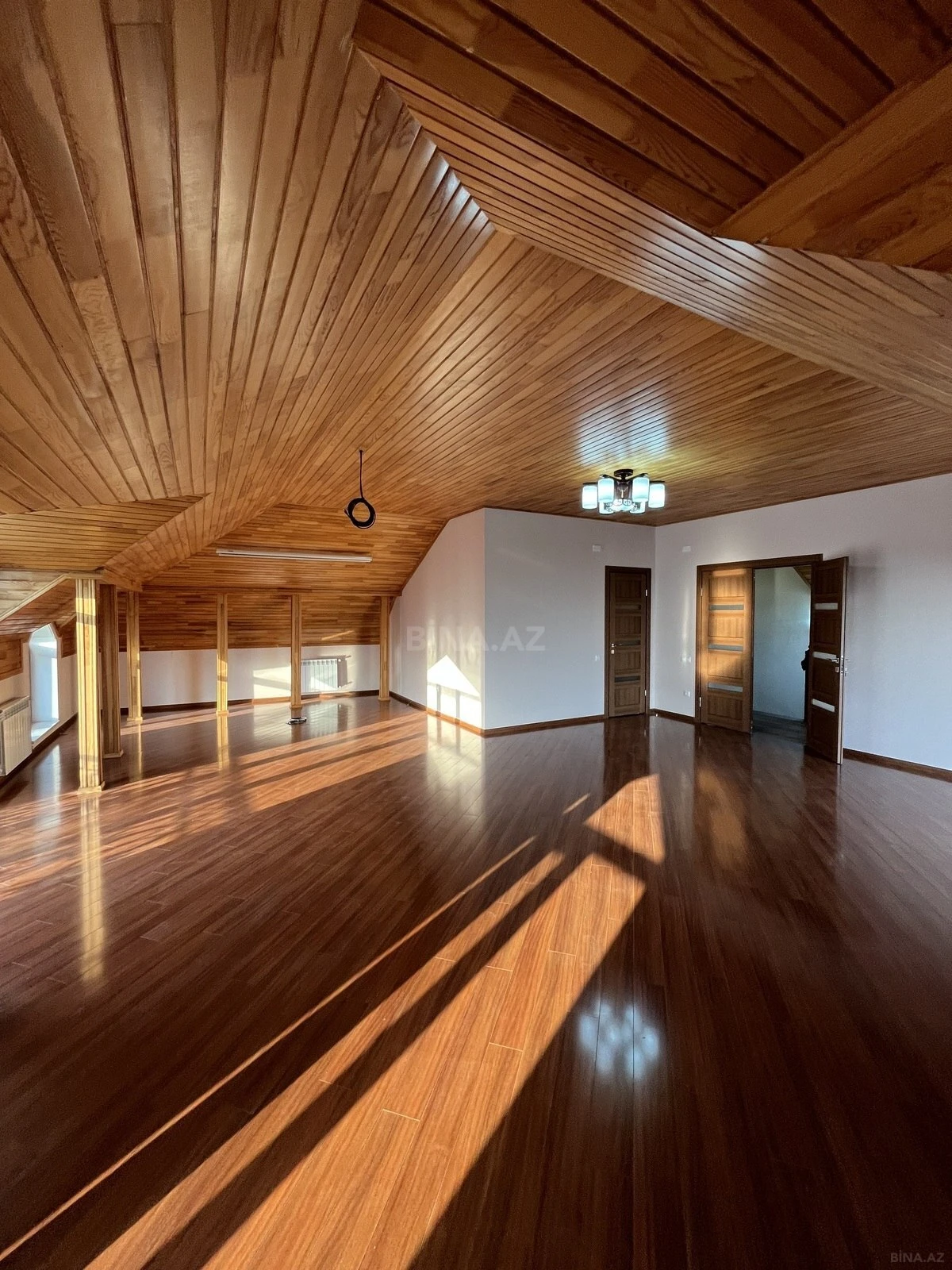 Satılır 10 otaqlı həyət evi 400 m²