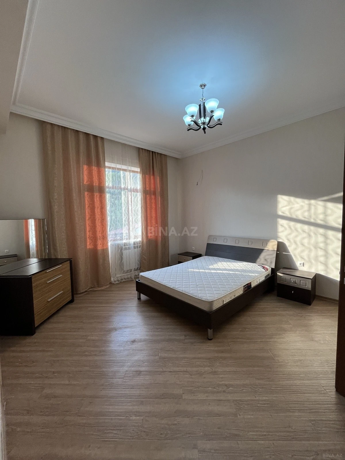 Satılır 10 otaqlı həyət evi 400 m²