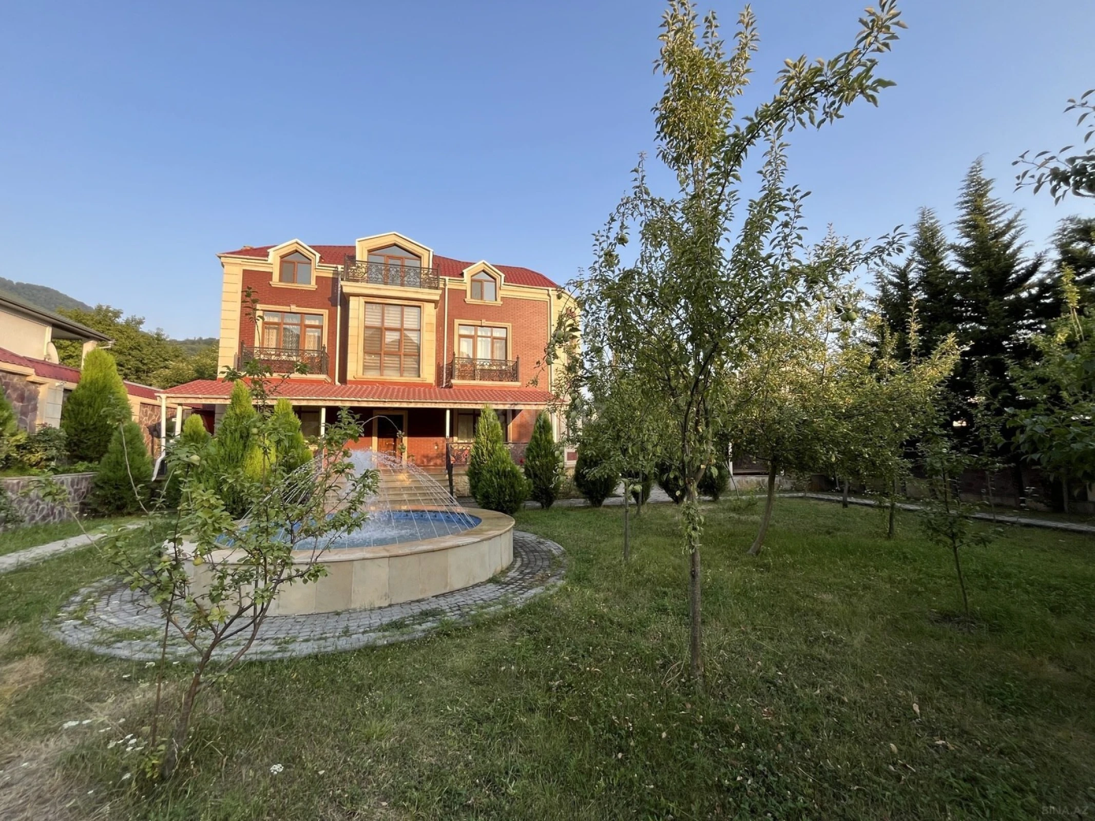 Satılır 10 otaqlı həyət evi 400 m²