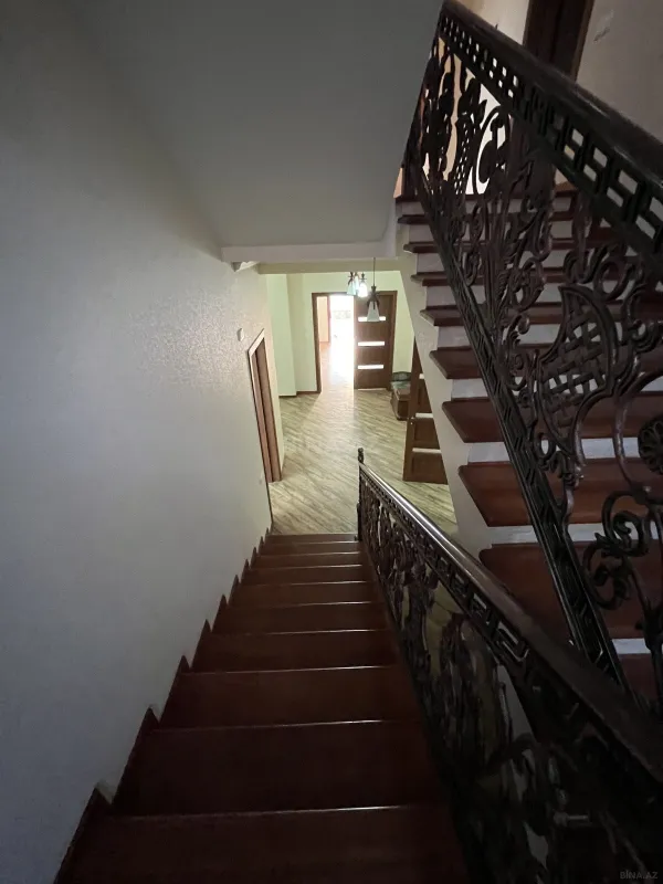 Satılır 10 otaqlı həyət evi 400 m²