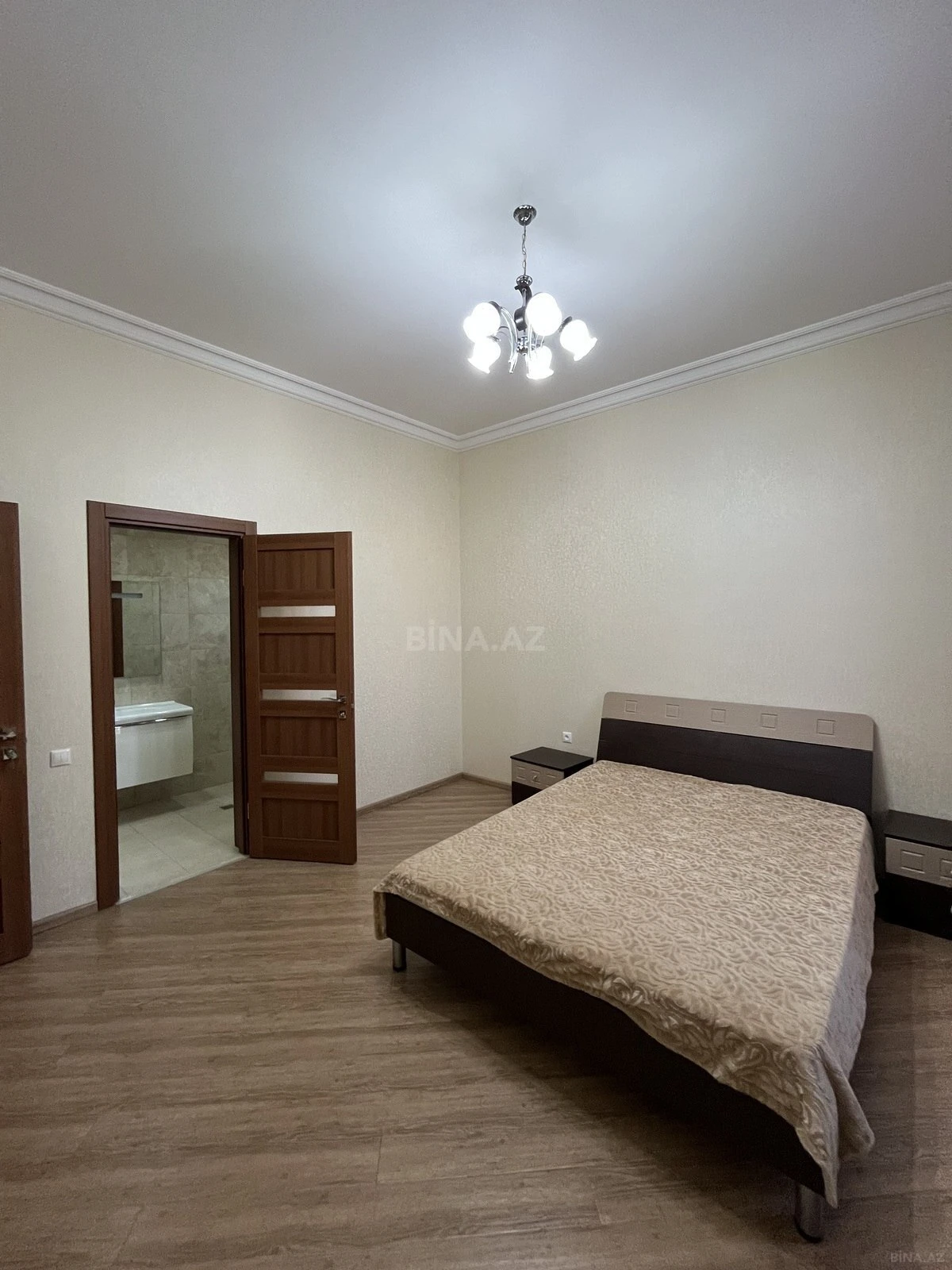 Satılır 10 otaqlı həyət evi 400 m²