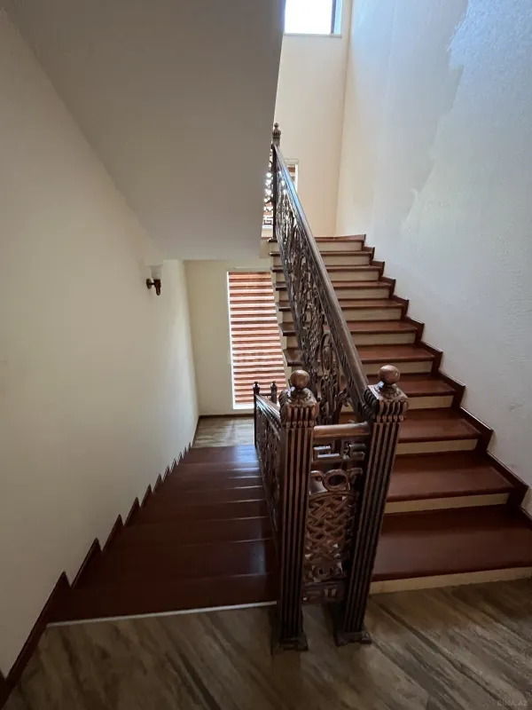 Satılır 10 otaqlı həyət evi 400 m²