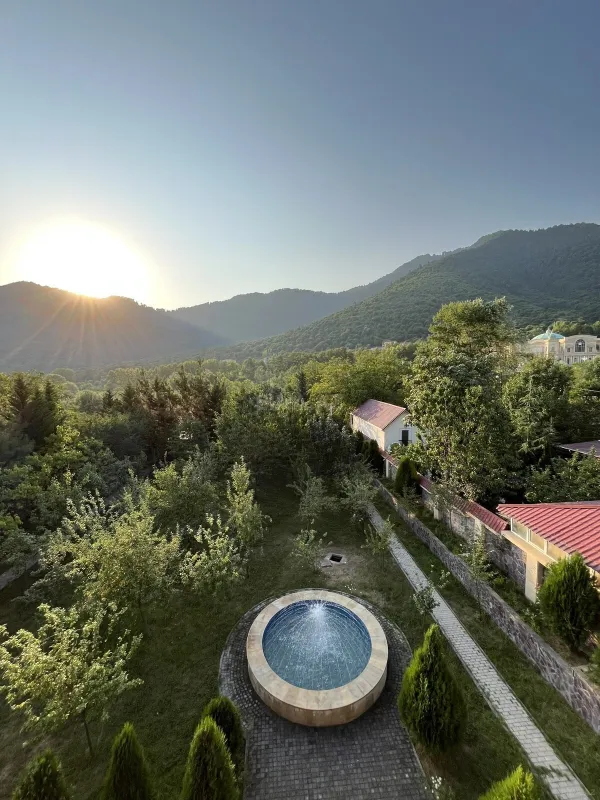 Satılır 10 otaqlı həyət evi 400 m²