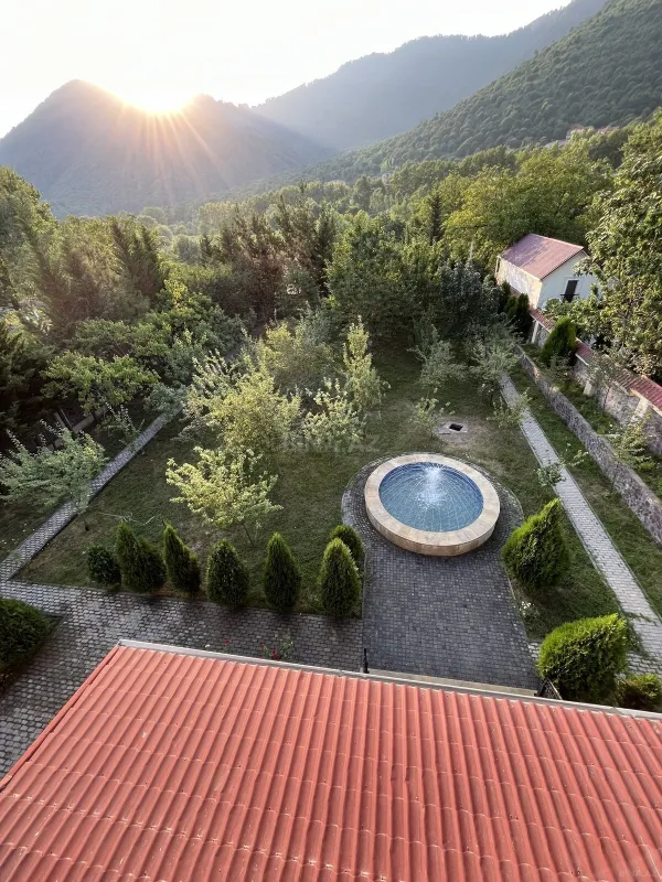 Satılır 10 otaqlı həyət evi 400 m²