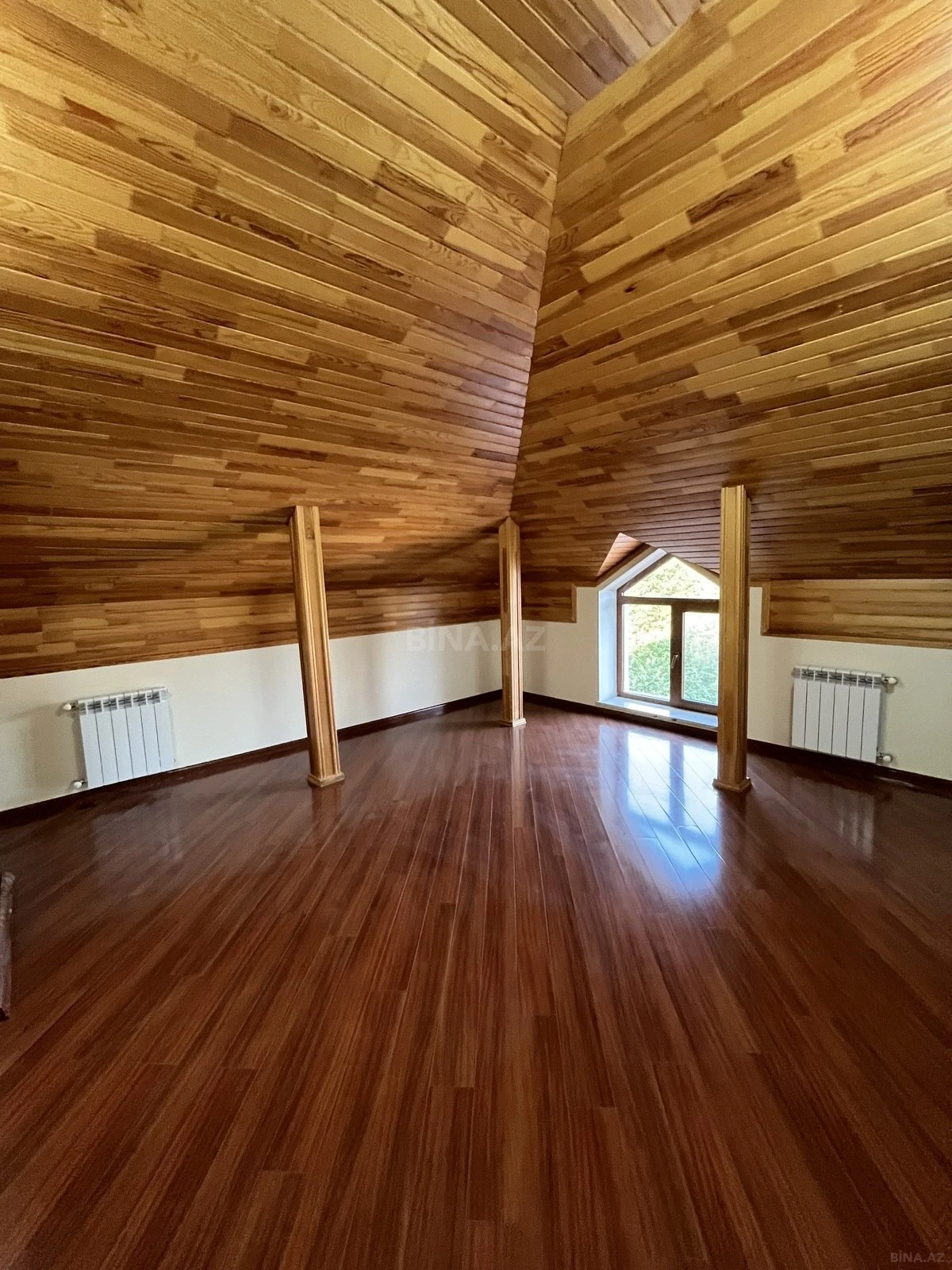 Satılır 10 otaqlı həyət evi 400 m²