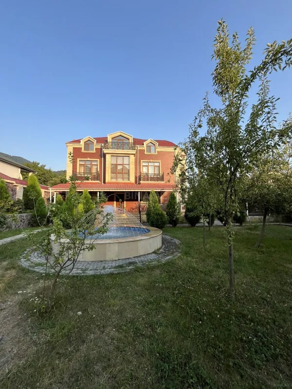 Satılır 10 otaqlı həyət evi 400 m²