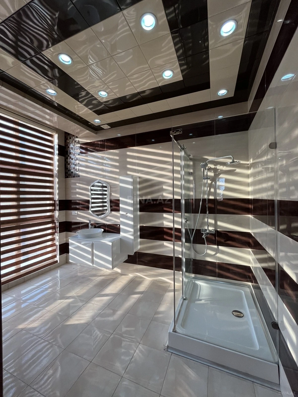 Satılır 10 otaqlı həyət evi 400 m²