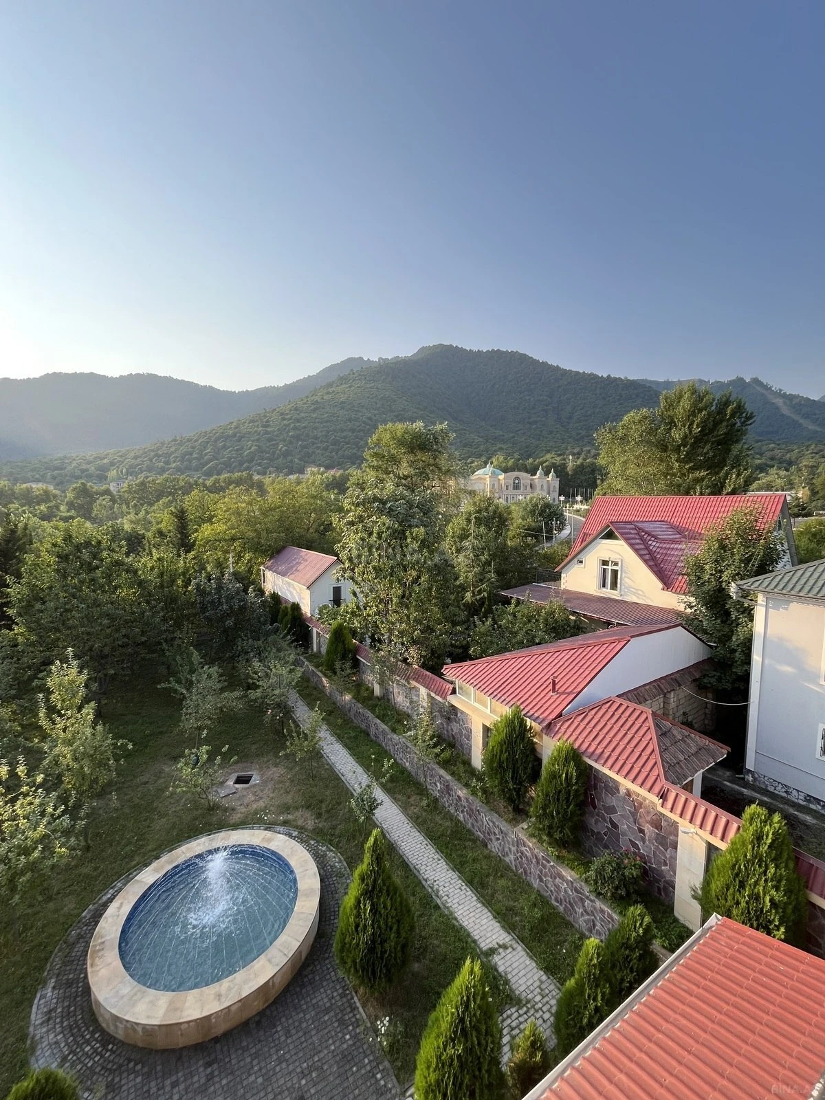 Satılır 10 otaqlı həyət evi 400 m²