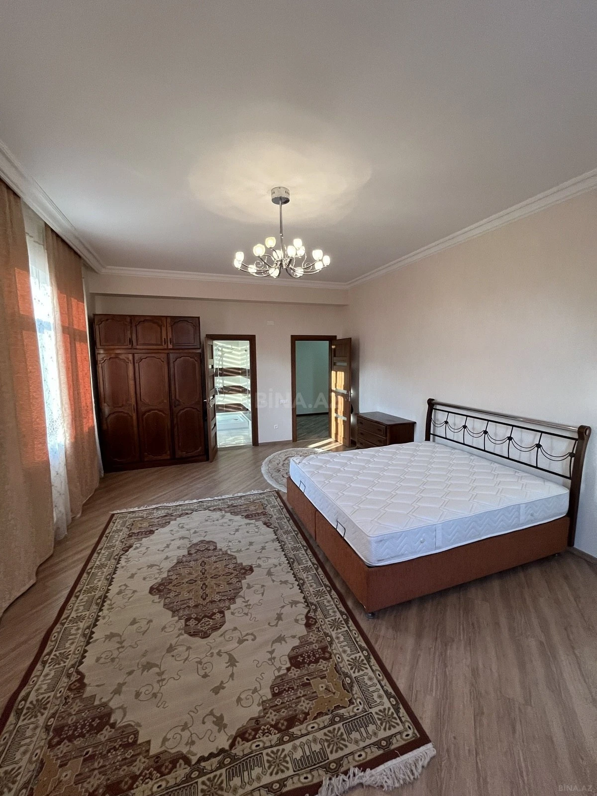 Satılır 10 otaqlı həyət evi 400 m²