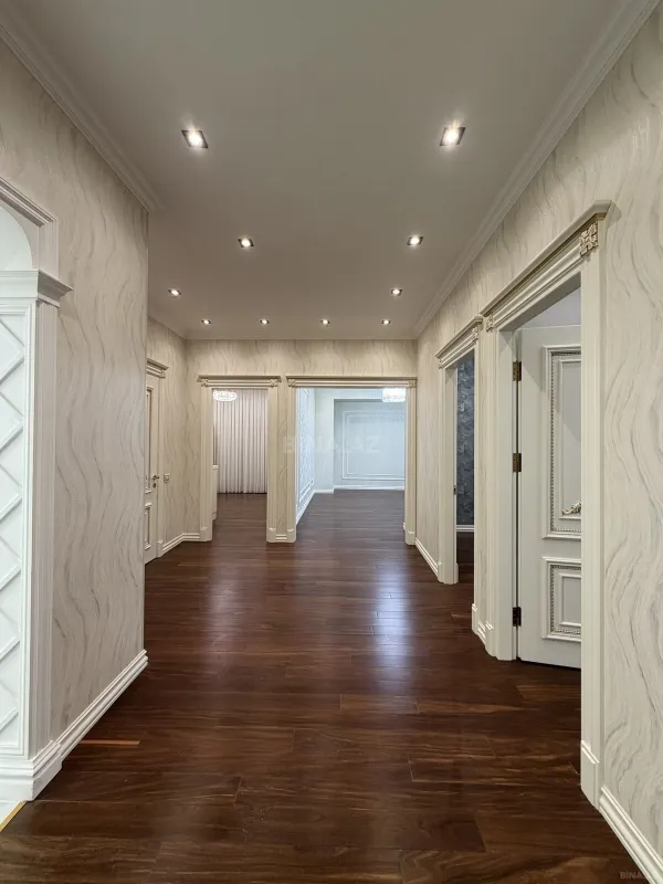 Satılır 4 otaqlı mənzil 178 m²