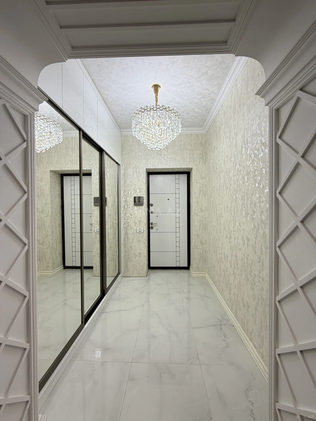 Satılır 4 otaqlı mənzil 178 m²
