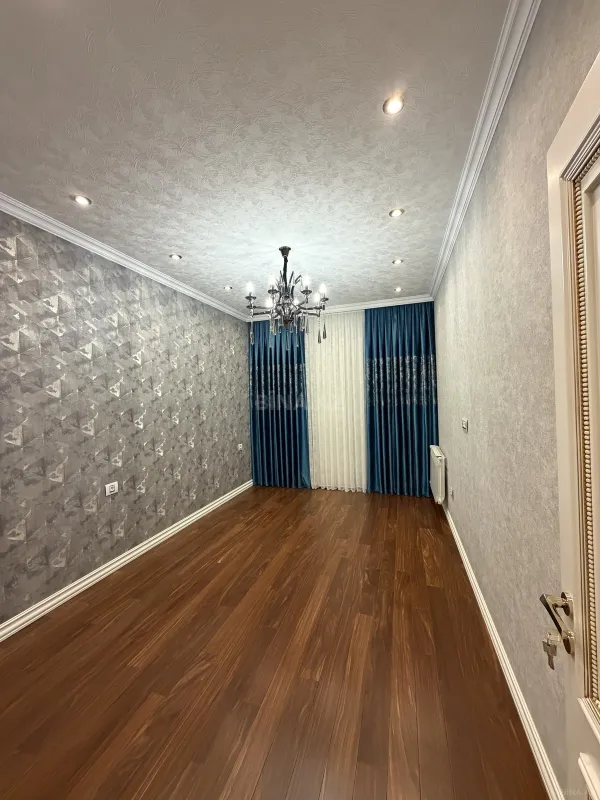 Satılır 4 otaqlı mənzil 178 m²