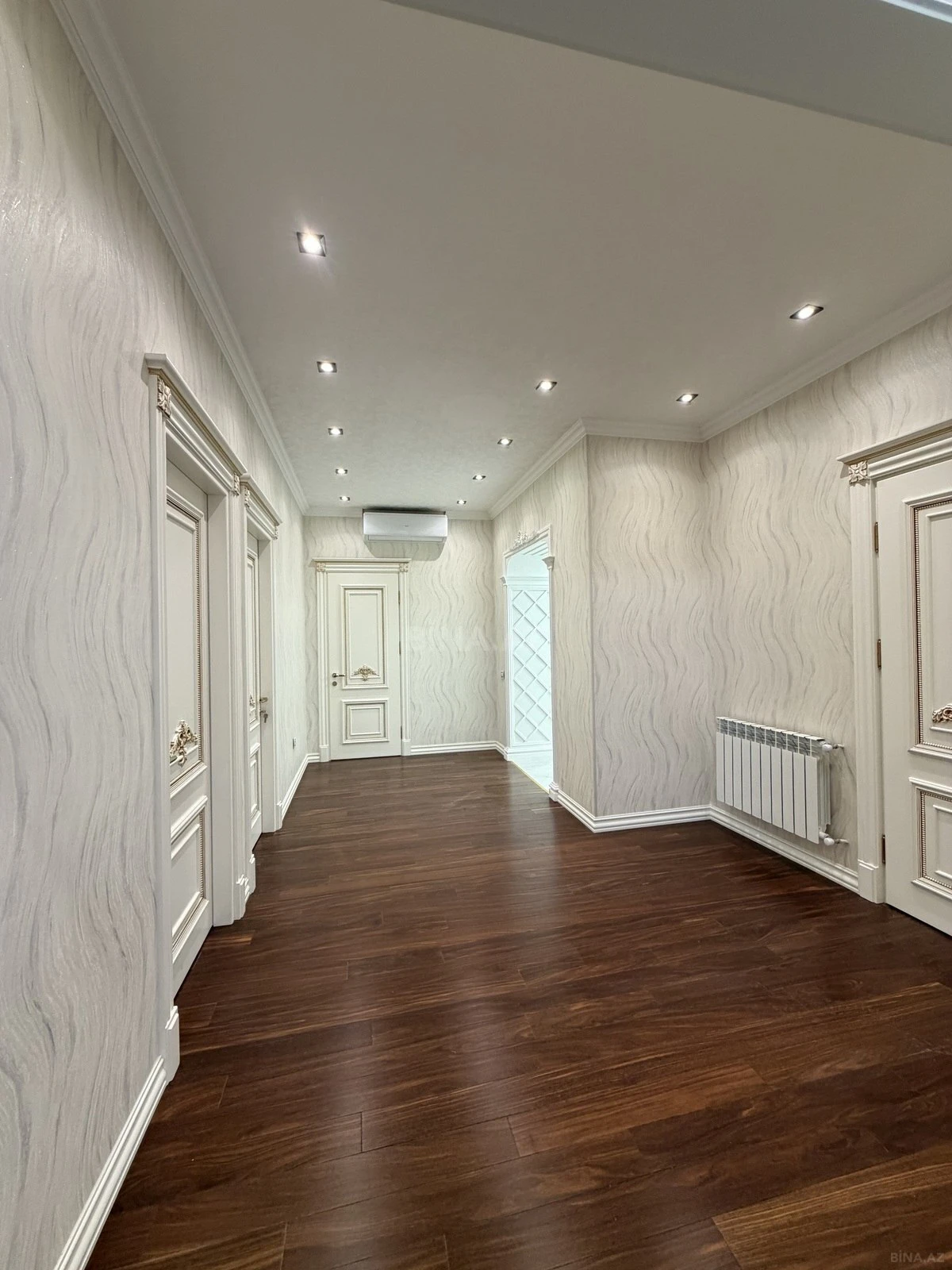 Satılır 4 otaqlı mənzil 178 m²