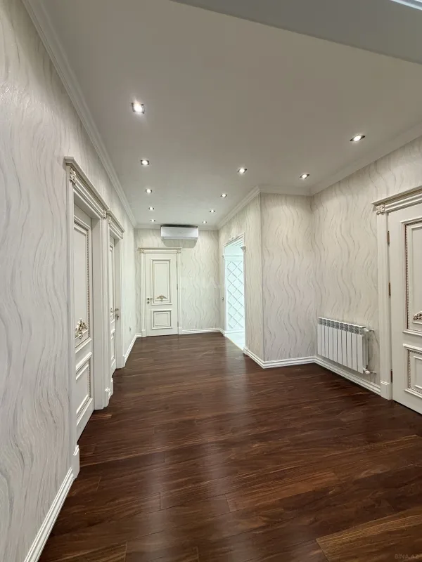 Satılır 4 otaqlı mənzil 178 m²