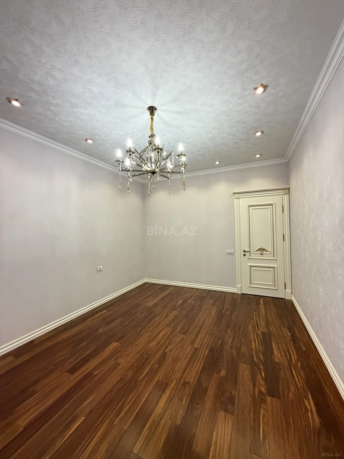 Satılır 4 otaqlı mənzil 178 m²