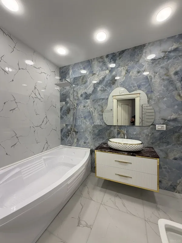 Satılır 4 otaqlı mənzil 178 m²