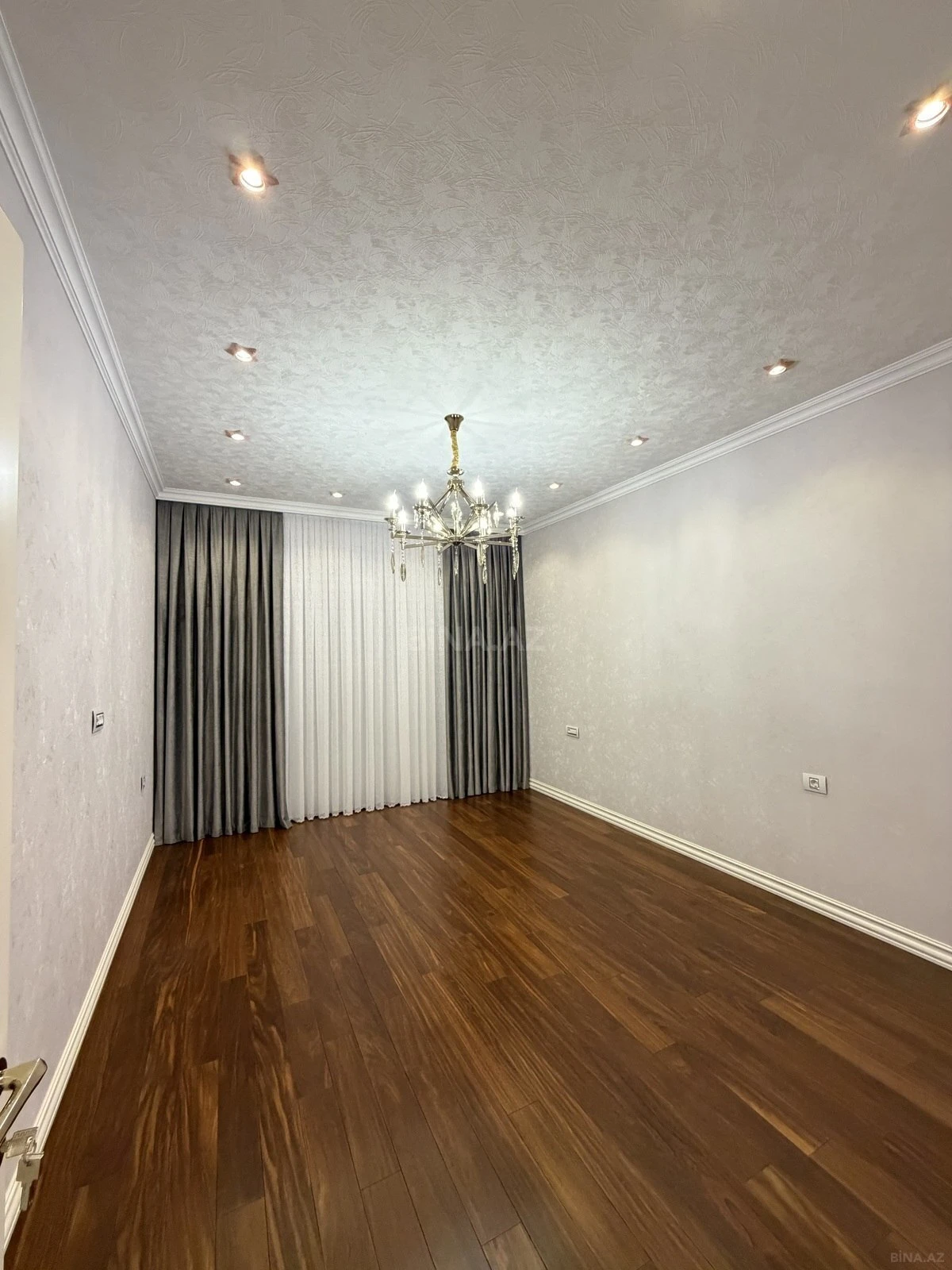 Satılır 4 otaqlı mənzil 178 m²