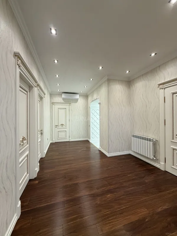 Satılır 4 otaqlı mənzil 178 m²