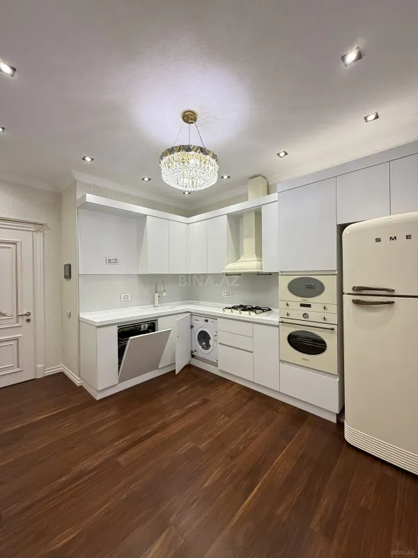 Satılır 4 otaqlı mənzil 178 m²