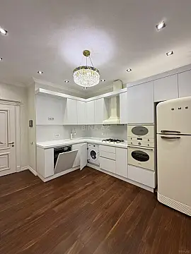 Satılır 4 otaqlı mənzil 178 m²