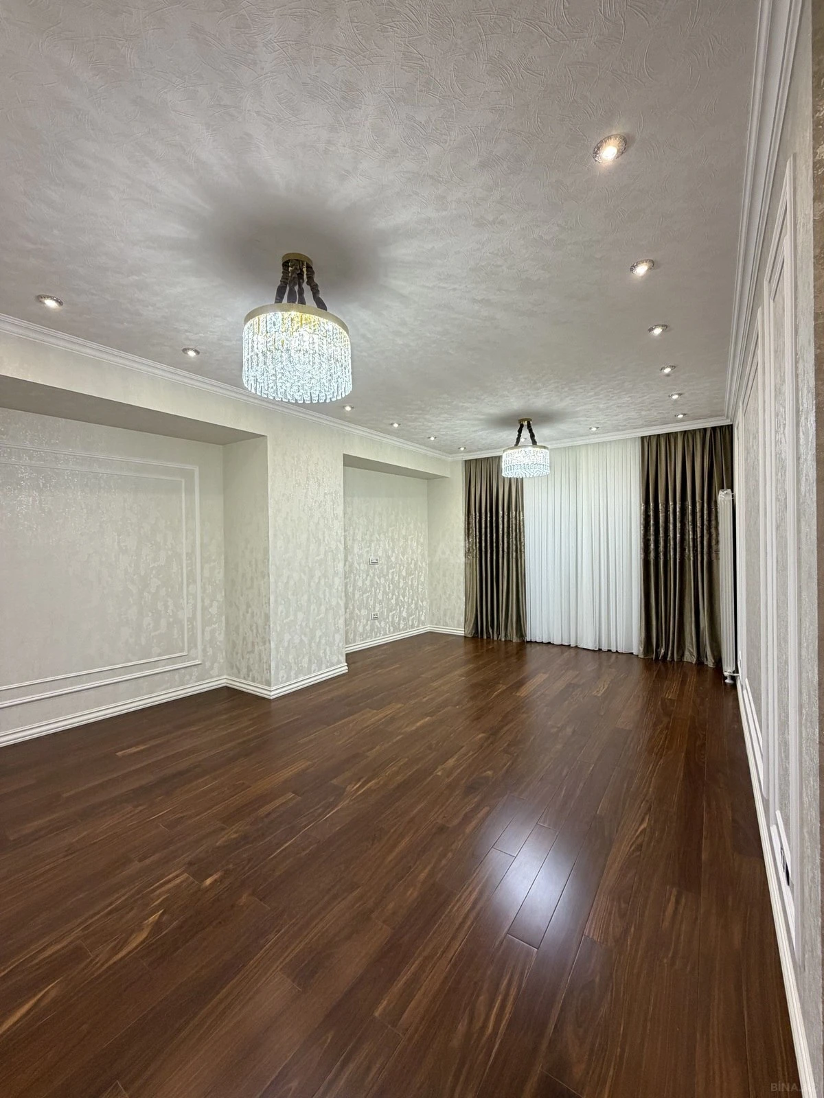Satılır 4 otaqlı mənzil 178 m²