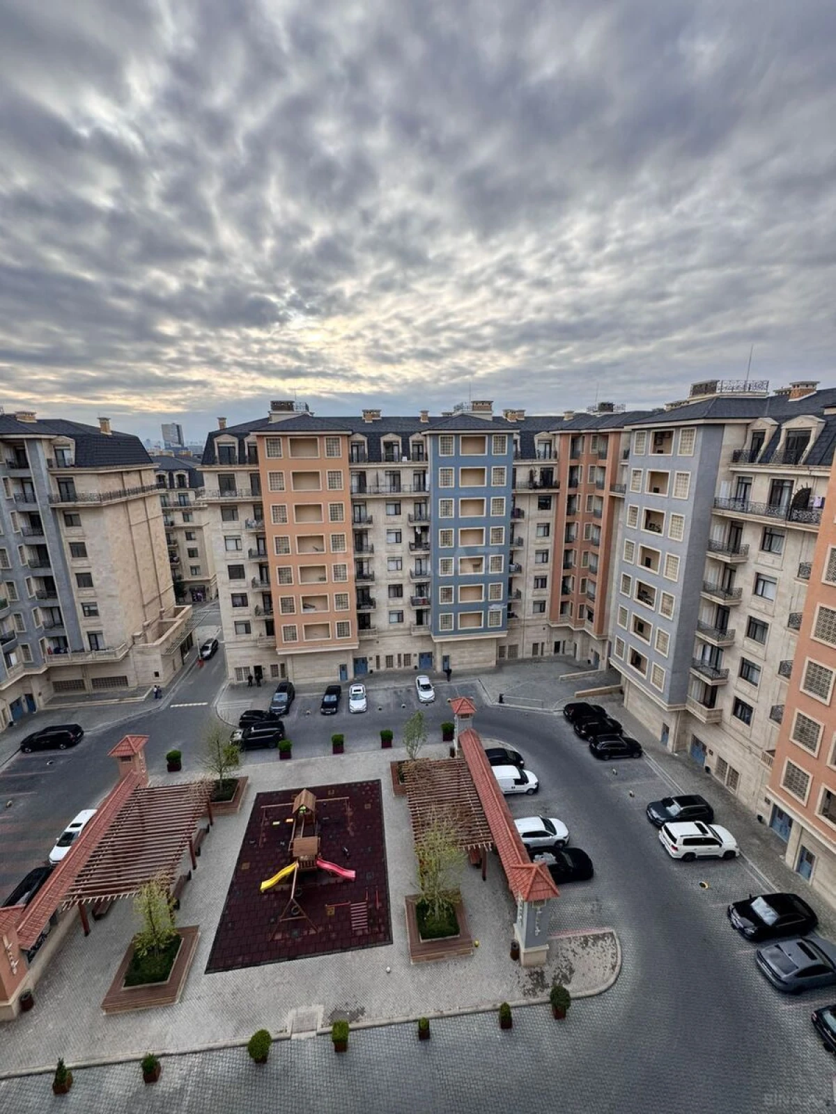 Satılır 5 otaqlı mənzil 204 m²