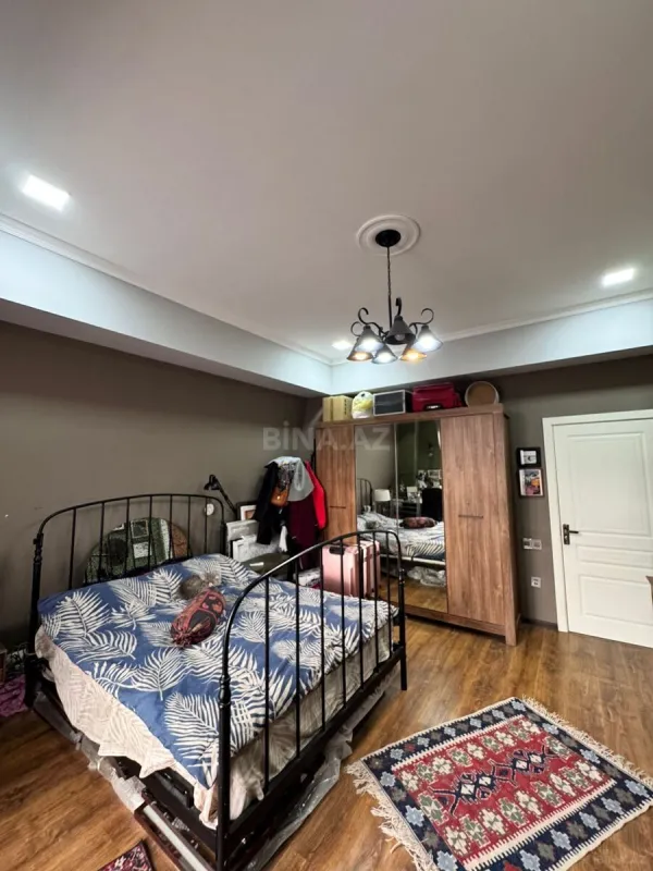Satılır 5 otaqlı mənzil 204 m²