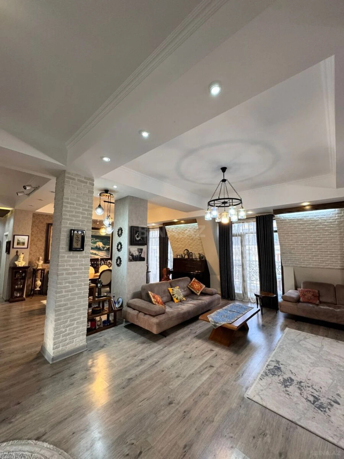 Satılır 5 otaqlı mənzil 204 m²
