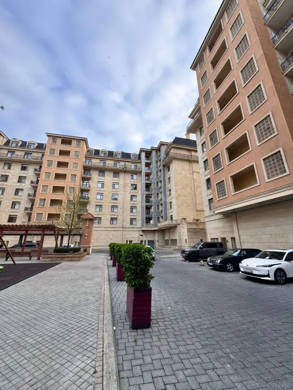 Satılır 5 otaqlı mənzil 204 m²