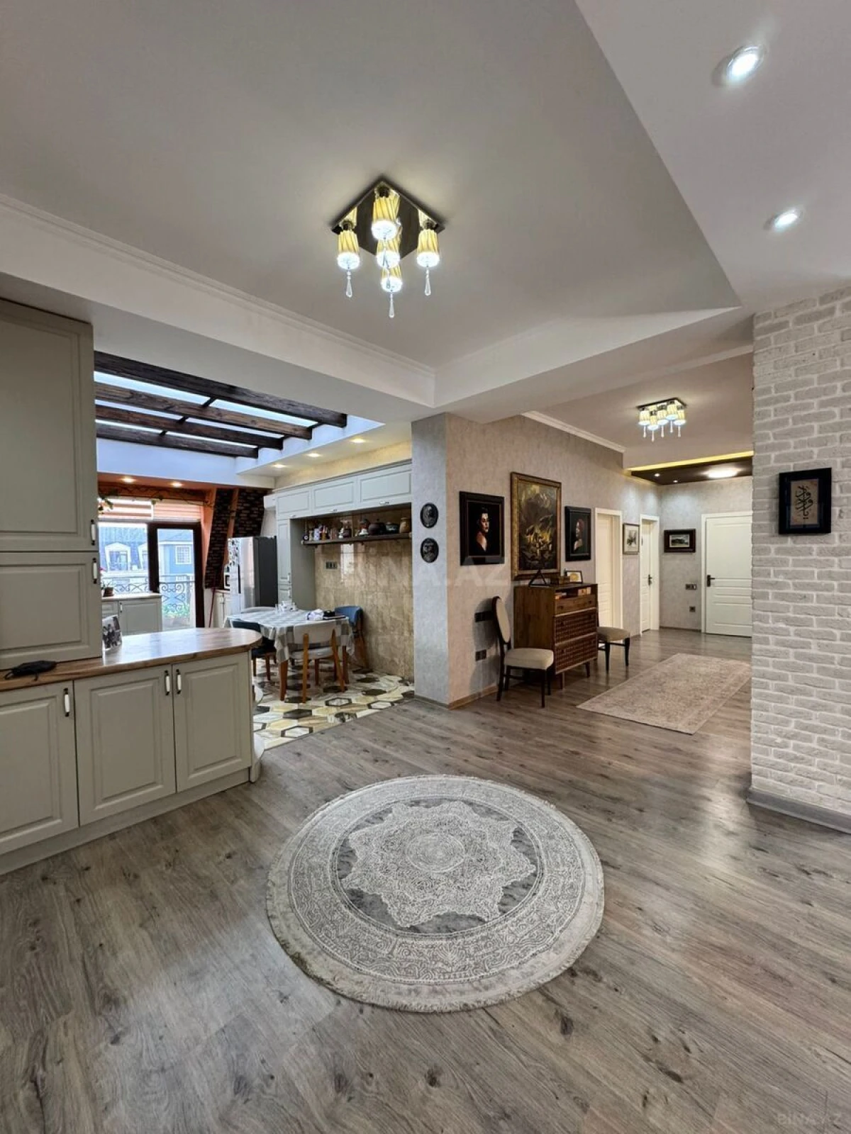 Satılır 5 otaqlı mənzil 204 m²