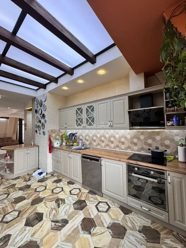 Satılır 5 otaqlı mənzil 204 m²