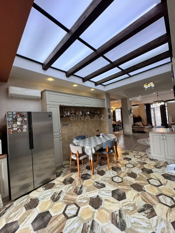 Satılır 5 otaqlı mənzil 204 m²