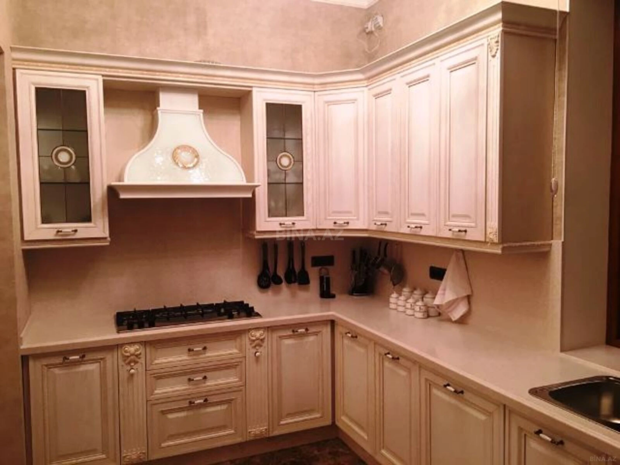 Kirayə verilir 8 otaqlı həyət evi 700 m²