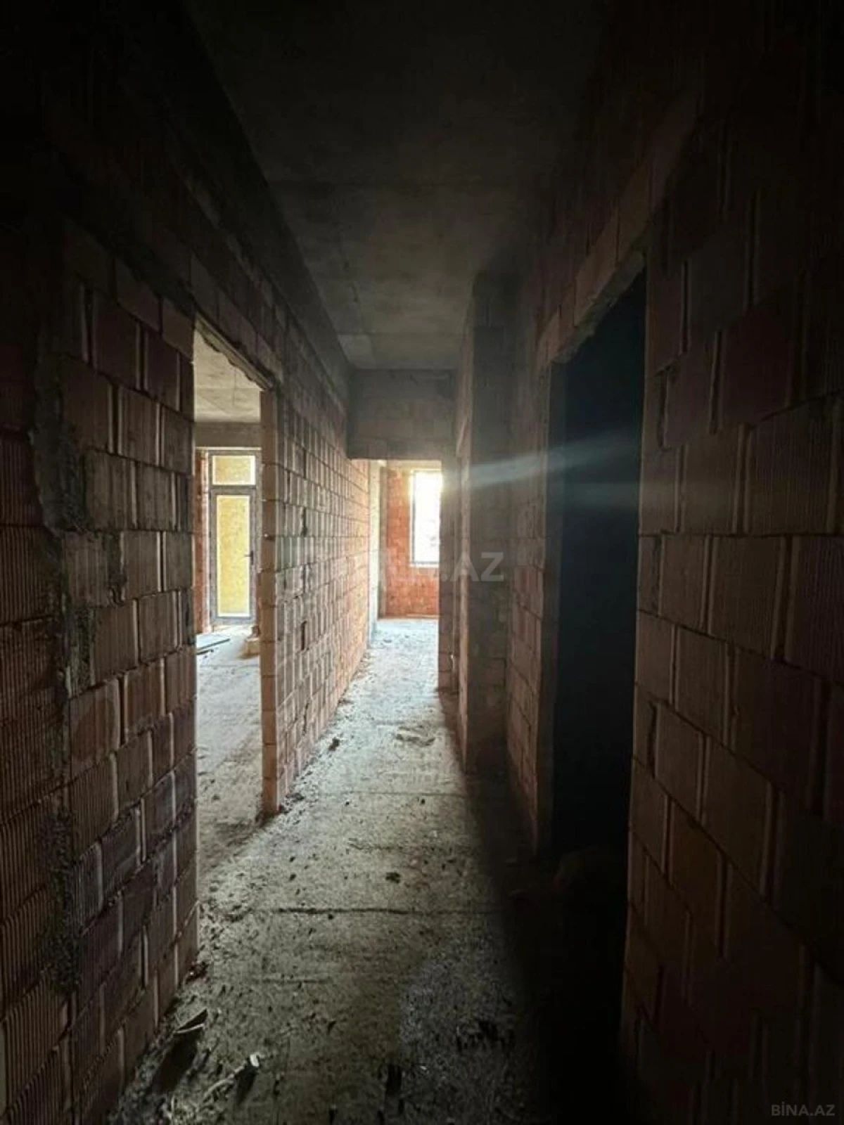 Satılır 4 otaqlı mənzil 181.2 m²