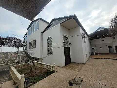 Satılır 13 otaqlı həyət evi 480 m²