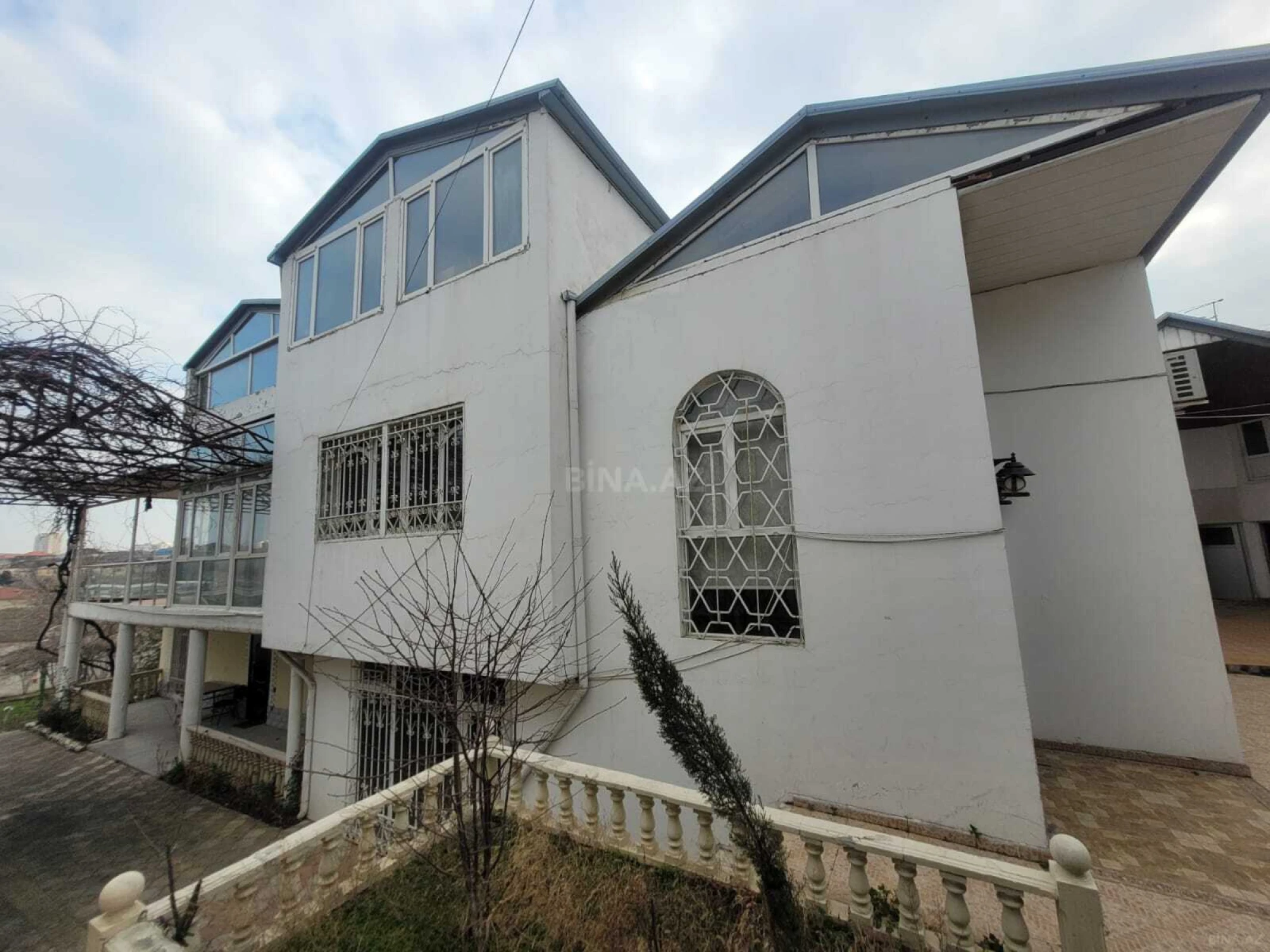 Satılır 13 otaqlı həyət evi 480 m²