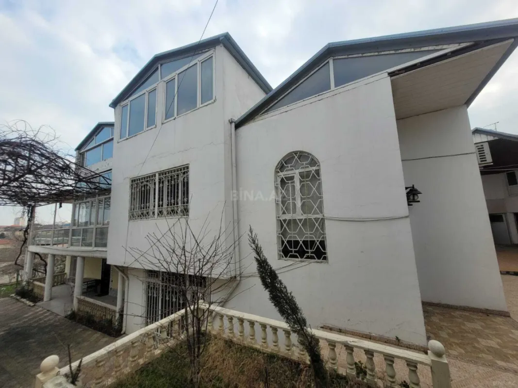 Satılır 13 otaqlı həyət evi 480 m²