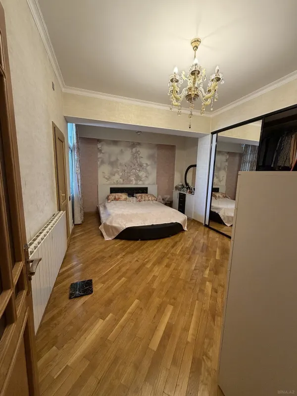 Satılır 8 otaqlı mənzil 400 m²