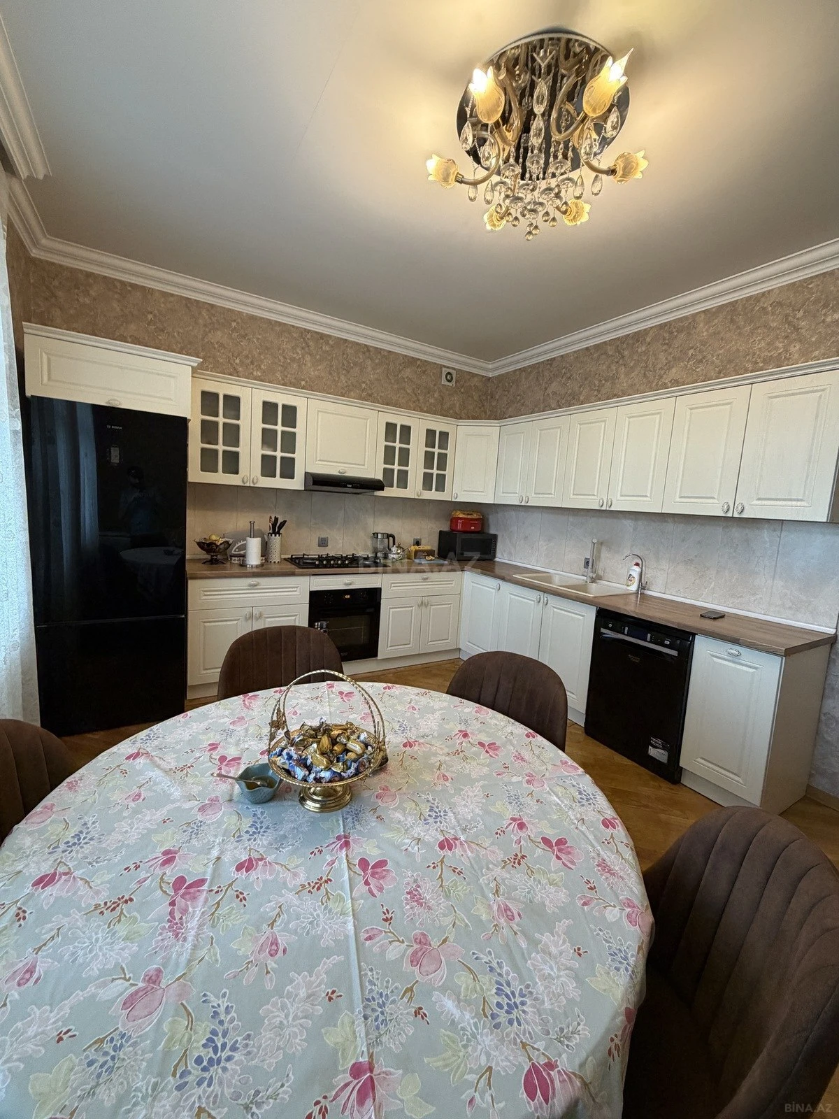 Satılır 8 otaqlı mənzil 400 m²